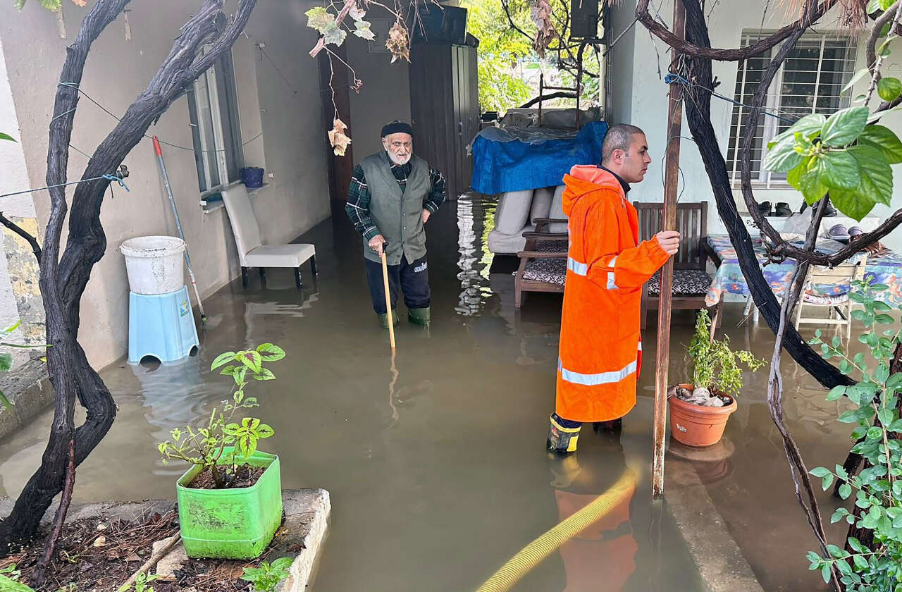 Bir ilimizde sel manzaraları! Yollar göle döndü, ev ve iş yerlerini su bastı 1